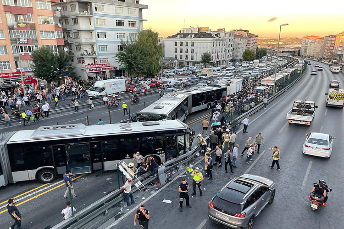 İstanbulda 4 metrobus toqquşub, yüzə yaxın yaralı var - YENİLƏNİB+VİDEO