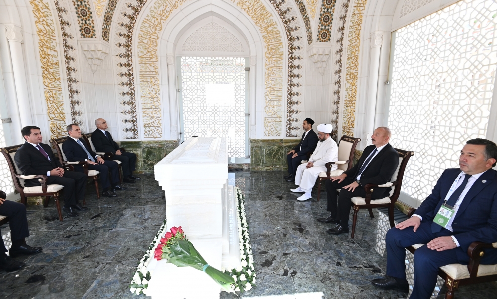 Prezident İslam Kərimovun məqbərəsini ziyarət etdi - FOTOLAR 2 is 13