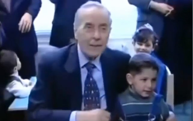 Heydər Əliyev onu öpüb qucaqladı - Şəhid Səbuhinin uşaqlıq videosu 1 Heydər Əliyev onu öpüb qucaqladı - Şəhid Səbuhinin uşaqlıq videosu