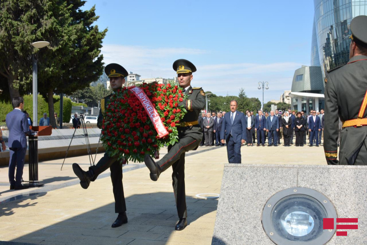 Türkiyə səfirliyi Bakının azadlığı uğrunda şəhid olanları yad etdi - FOTOLAR