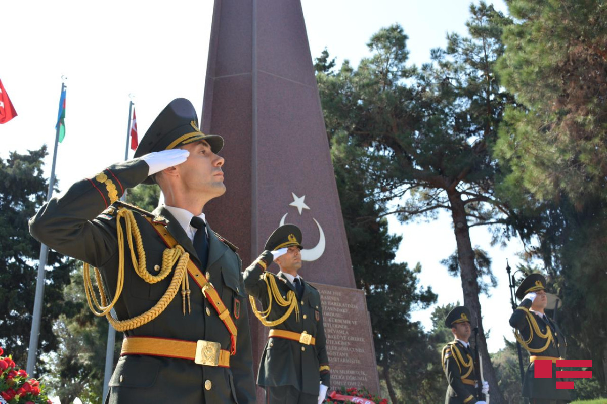Türkiyə səfirliyi Bakının azadlığı uğrunda şəhid olanları yad etdi - FOTOLAR