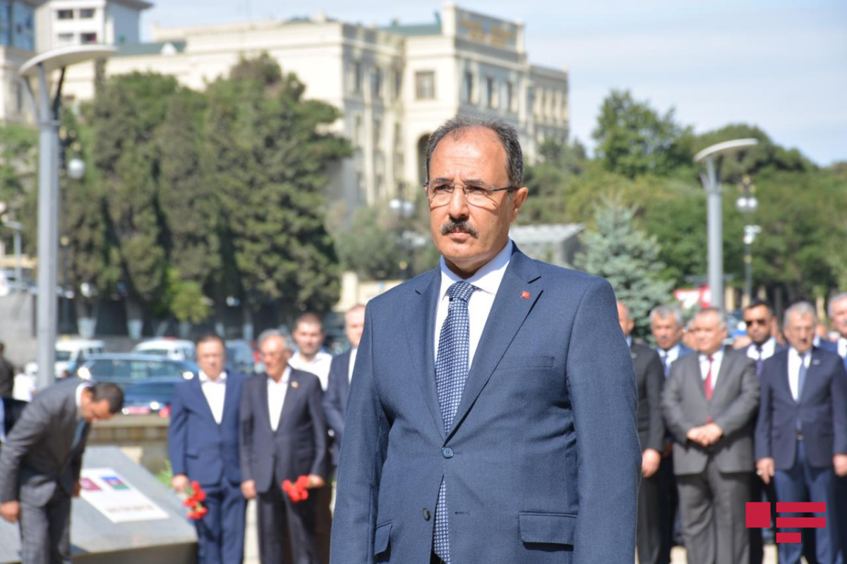 Türkiyə səfirliyi Bakının azadlığı uğrunda şəhid olanları yad etdi - FOTOLAR