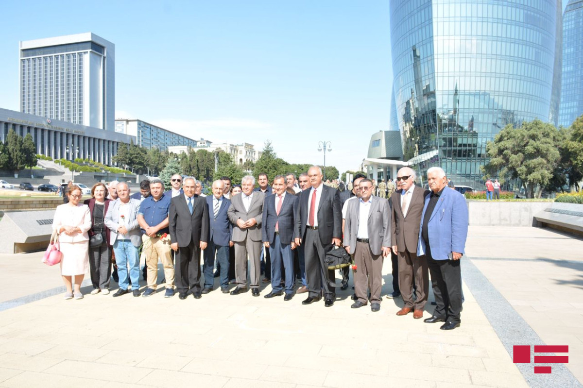Türkiyə səfirliyi Bakının azadlığı uğrunda şəhid olanları yad etdi - FOTOLAR